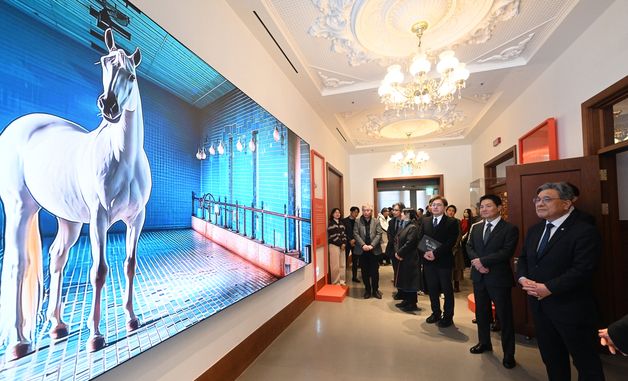 인공지능으로 재현한 말 영상 살펴보는 허민 국가유산청장