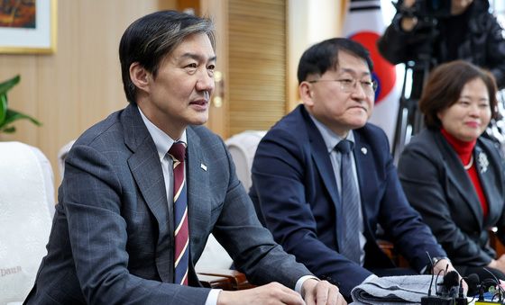 발언하는 조국 대표