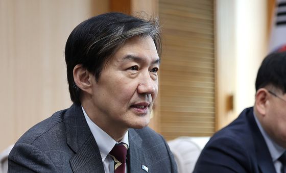 발언하는 조국 대표