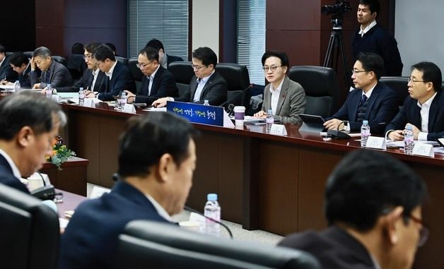 업무 보고받는 김정관 산업통상부 장관