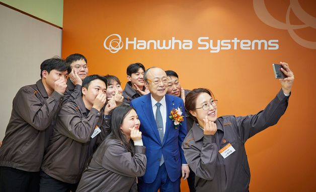 제주우주센터 임직원들과 기념촬영하는 김승연 한화 회장