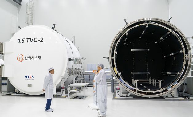 우주환경 시험장 살펴보는 김승연 회장