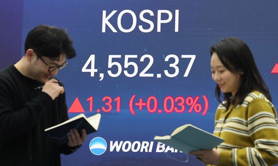 '롤러코스터' 코스피, 등락 끝에 강보합 마감