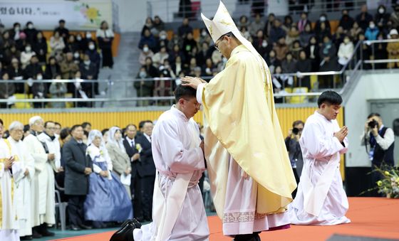 안수기도 받는 신임 사제