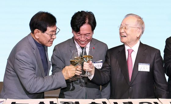 건배하는 노사정