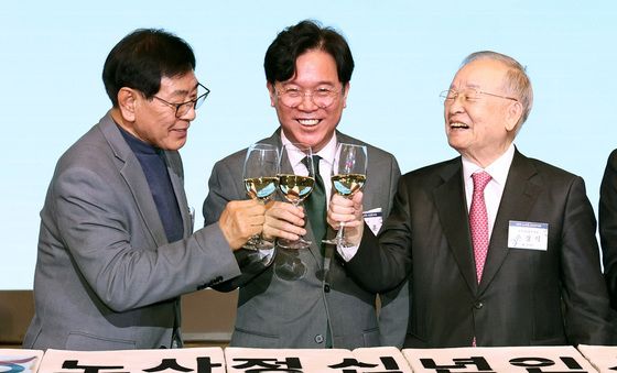 노사정, 밝게 웃으며 건배