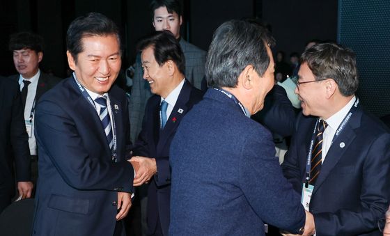 악수하는 정청래·정동영