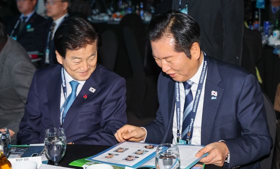 대화 나누는 정청래 대표·정동영 장관