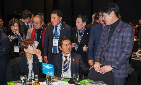 임오경·한민수 의원과 대화하는 정청래 대표