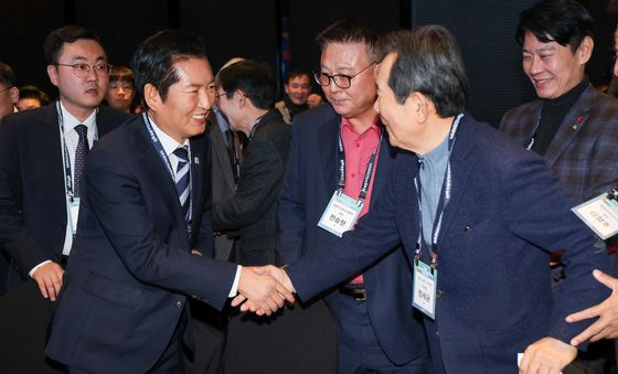 정세균 이사장과 악수하는 정청래 대표