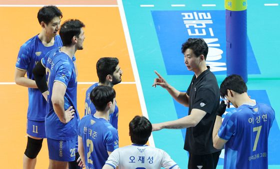 작전지시하는 박철우 감독대행