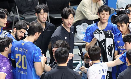 작전지시하는 박철우 감독대행