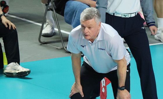 경기 지켜보는 헤난 감독