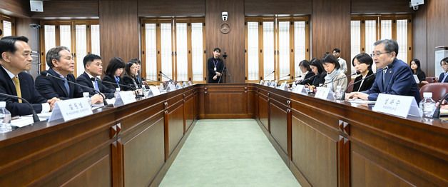 한·아프리카 재단 업무보고 받는 조현 외교장관