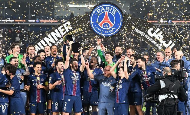 우승 트로피 들어올린 PSG