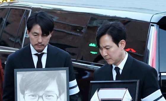 고 안성기 장례 미사 위해 들어서는 정우성과 이정재