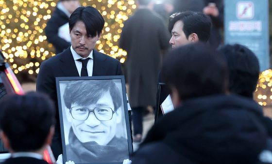 故 안성기 장례 미사, 명동성당 도착한 정우성·이정재