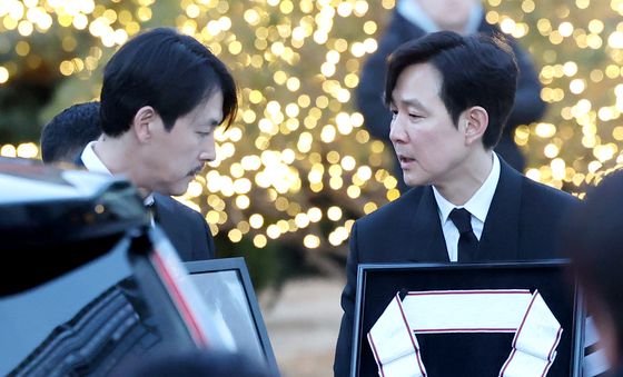 故 안성기 영정은 정우성, 훈장은 이정재