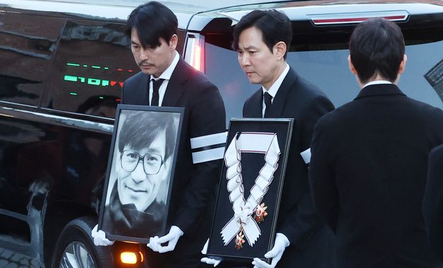 정우성 이정재, 故 안성기 마지막 가는길 함께