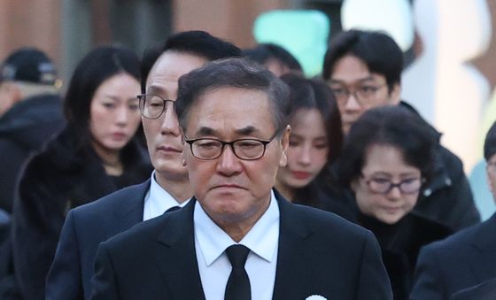 故 안성기 장례미사 들어서는 배창호 감독