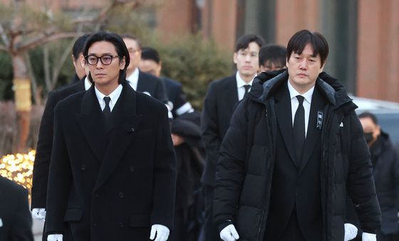 고 안성기 장례미사 들어서는 주지훈과 유지태