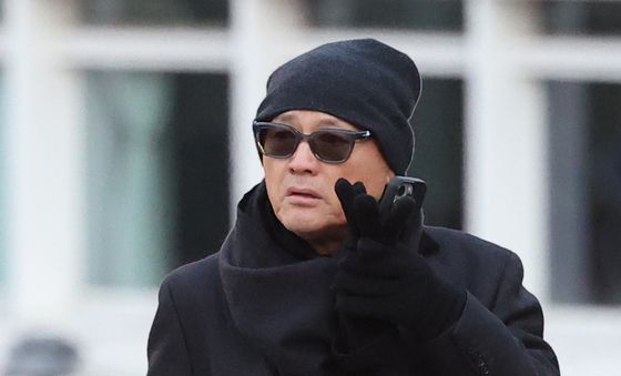 고 안성기 장례미사 들어서는 유인촌 전 장관