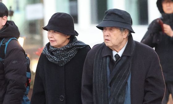 고 안성기 장례미사 들어서는 임권택 감독 부부