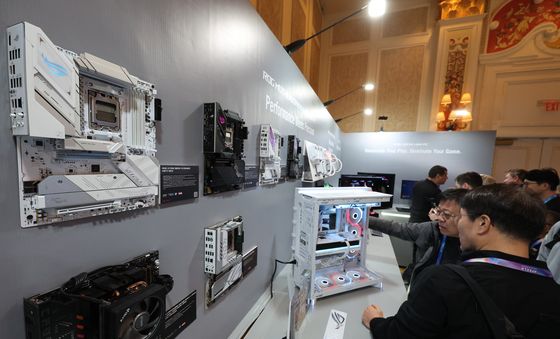 [CES2026]아수스 제품 둘러보는 관람객들