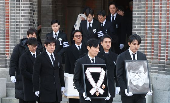 고 안성기 운구행렬