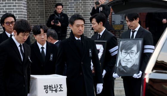 후배들 배웅 속 먼길 떠나는 고 안성기