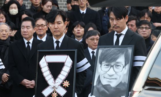 후배들 배웅 속 거행되는 고 안성기 발인식