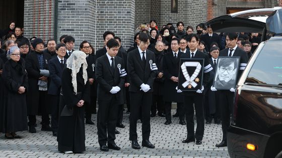 국민배우 안성기, 가족·동료 배웅 속 영면