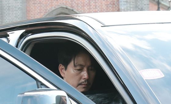 슬픔에 잠긴 정우성