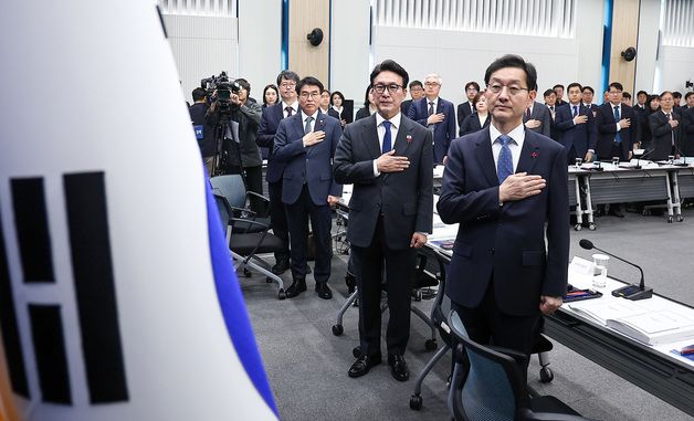 국민의례하는 김민석 국무총리