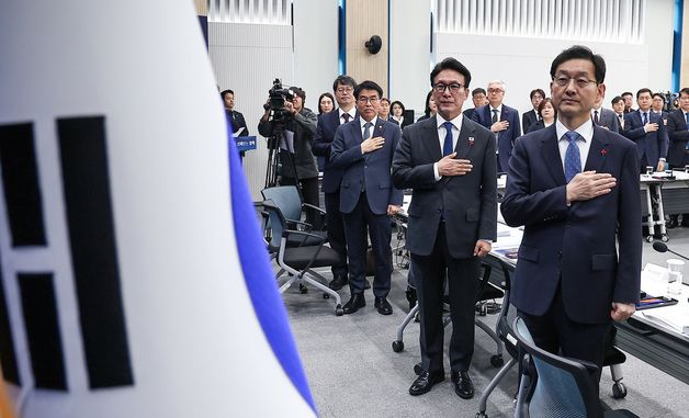 국민의례하는 김민석 국무총리