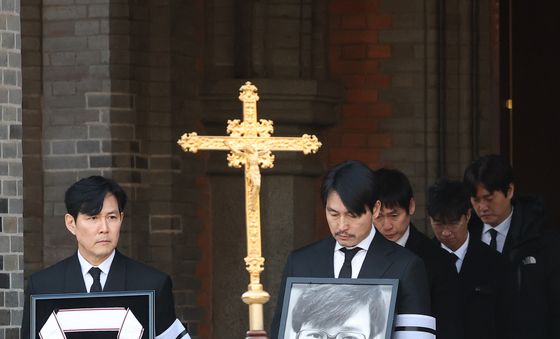 영면에 들어간 국민배우 안성기…명동성당서 영결식