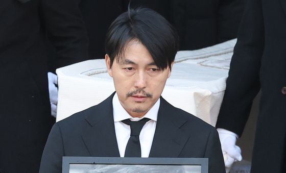 고 안성기 영정 든 정우성