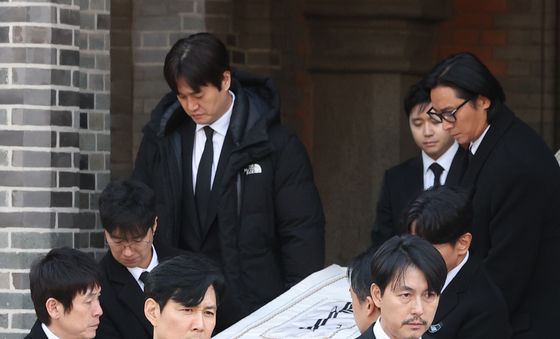 영결식장으로 향하는 고 안성기