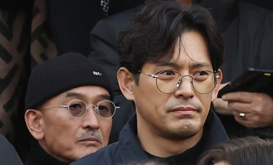 고 안성기 마지막 배웅하는 이준익 감독과 오지호