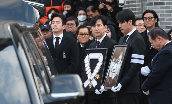 고 안성기 배우 하는 동료 후배 배우들