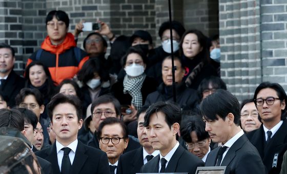 故 안성기, 후배들 배웅 속 영면