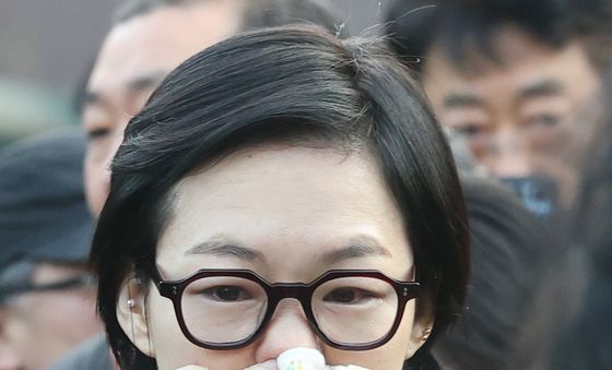 눈물 훔치는 한예리