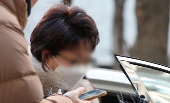 김병기 의원 아내에 현금 전달 주장한 전 구의원, 피의자 출석