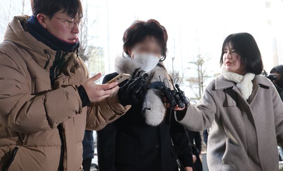 김병기 의원 아내에 금품 전달 전 구의원, 경찰 피의자 조사 출석