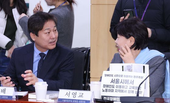 대화나누는 김영배·서영교