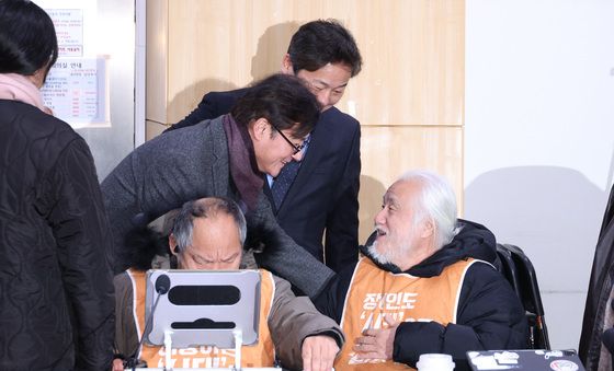 인사나누는 김영배·홍익표