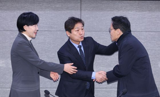 인사하는 전현희·김영배·박주민