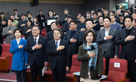 국민의례하는 김동연 경기도지사