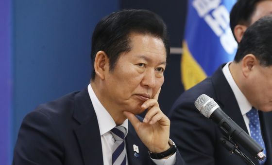 생각에 잠긴 정청래