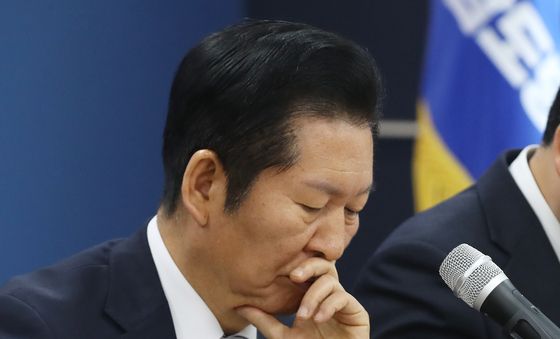 생각에 잠긴 정청래